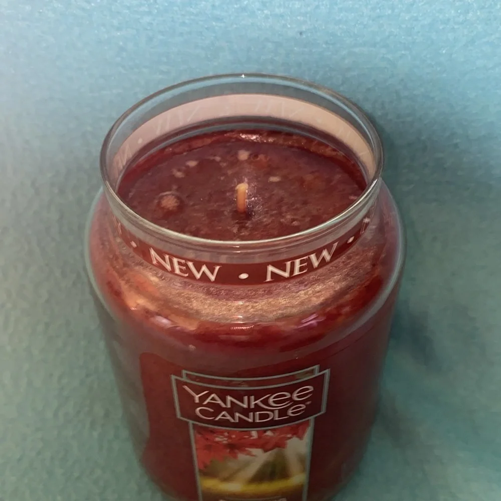 YANKEE Dazzling Red Maple 22 oz. CANDLE RARE SCENT